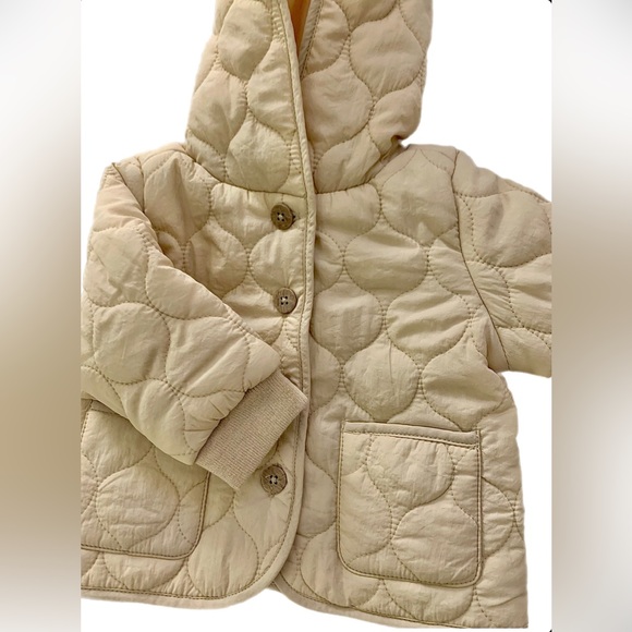 2/15• Cream coloured spring puffer jacket, can fit 0 to 6 months babies - Picture 3 of 6